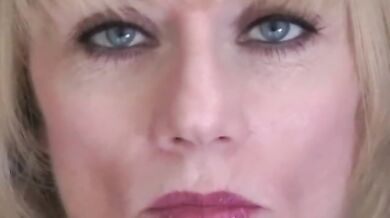 She Looks At You While She Sucks