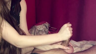 The girl with long nails did massage with oil and sucked dick