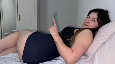 Mi hermanastra me insiste en cogermela y con mi polla le lleno la vagina de semen