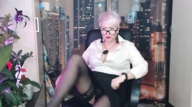 A mature webcam slutty and her hot private show