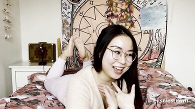 Ersties: Real Amateur Babe Rubs One Out For the Camera