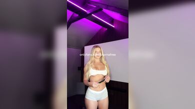 Live Stream Gaffe Petite Star’s Pussy Leak Explodes