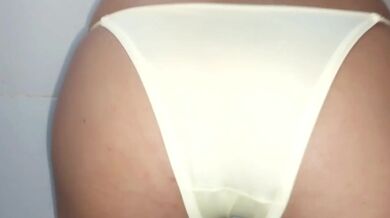 Chateando con mi marido mientras su amigo me folla el coño y se corre dentro. QUE RICO ME coge.