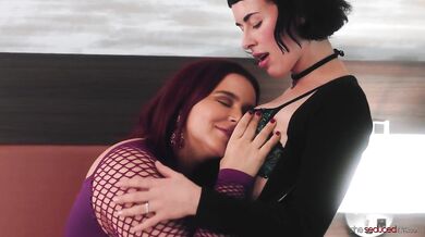 Best Friends Have A Lesbian Threesome