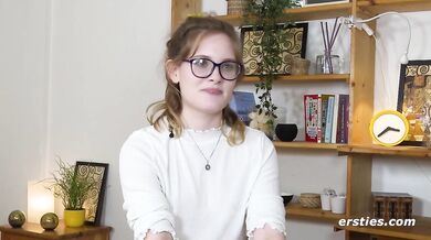 Ersties - Luna T fingert ihre glatte Pussy in verschiedenen Positionen