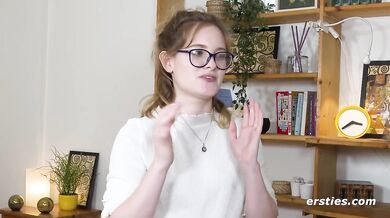 Ersties - Luna T fingert ihre glatte Pussy in verschiedenen Positionen