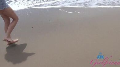 Vacation fun, taking amateur Serena Hill to the beach getting a blowjob and playing with her in the