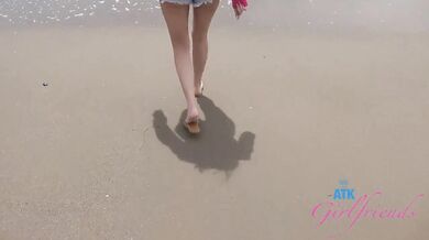 Vacation fun, taking amateur Serena Hill to the beach getting a blowjob and playing with her in the