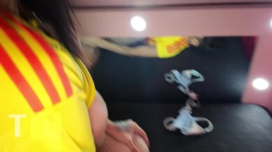 Voy a ver el partido y Encuentro a mi novia follando con otra chica y termino llenándola de semen