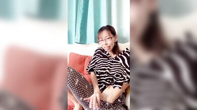 Japanese mature woman masturbates and feels good