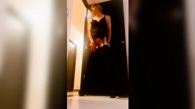 Amateur crossdresser play in hotel with open door and cum