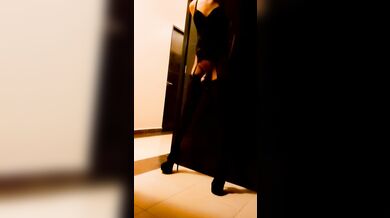 Amateur crossdresser play in hotel with open door and cum