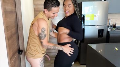 Follo con mi hermanastro en mi nueva casa y él se corre dentro de mi