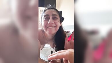 Chilena lunadicta Golpeada y escupida