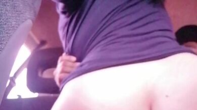 Me dejó follar por mi mejor amigo para desestresarme de mi esposo y este me folla en su auto en la c