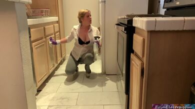 Stepmom is horny and stuck in the oven