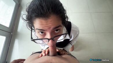 me dio un regalo pero me lo cobro con una mamada