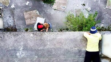 Nous avons fait l'amour dans ce bâtiment abandonné mais il n'était pas vide...