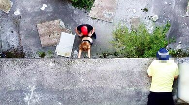 Nous avons fait l'amour dans ce bâtiment abandonné mais il n'était pas vide...