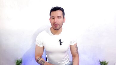 Carnicero dotado con 21cm penetra a pelo a su cliente favorito