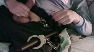 grilletes apretando mis huevos, vigilante de seguridad