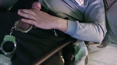 grilletes apretando mis huevos, vigilante de seguridad