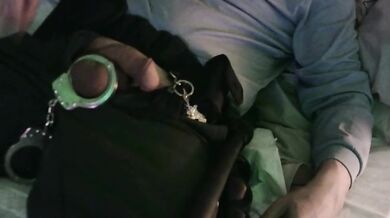 grilletes apretando mis huevos, vigilante de seguridad