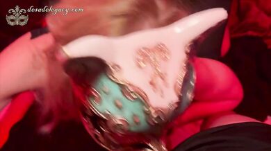 Tripla penetrazione per una biondina schiava infoiata che strilla, squirta e ingoia sperma