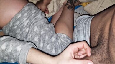 LE PONGO LOS CUERNOS A MI NOVIO CON SU MEJOR AMIGO CUANDO NOS QUEDAMOS A SOLAS EN LA ESCUELA