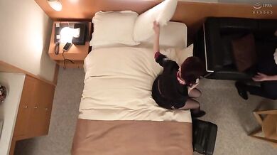 DVMM-062 一般男女モニタリングAV 航空会社で働く同僚ドッキリ企画特別編 全員美人キャビンアテンダント！ステイ先のホテルで美脚の女先輩と後輩男子が2人っきりでまさかまさかの相部屋宿泊！次々と巻き起こるエッチなハプニングで急接近した男女が会社に内緒の生ハメセックス