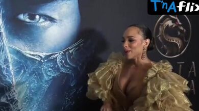 Sisi Stringer Breasts Scene in Sisi Stringer Mortal Kombat Premiere On Brisbane