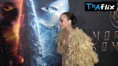 Sisi Stringer Breasts Scene in Sisi Stringer Mortal Kombat Premiere On Brisbane