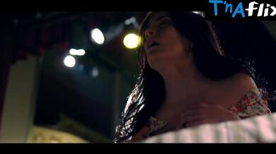 Melania Cruz Sexy Scene in Dhogs