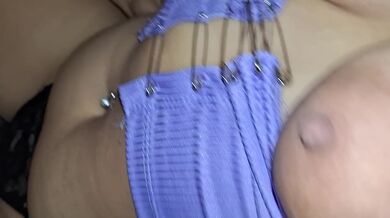 SE SIENTA EN MI PIJA Y LE CHUPO LAS TETAS