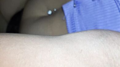 SE SIENTA EN MI PIJA Y LE CHUPO LAS TETAS