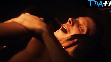 Laura Osma Breasts Scene in Gangs Of Milano - Le Nuove Storie Del Blocco