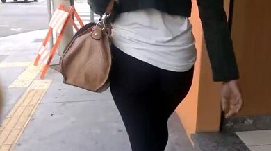 SDRUWS2 - PERFECT BLACK BUTT WALKING IN THE STREET