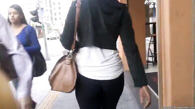 SDRUWS2 - PERFECT BLACK BUTT WALKING IN THE STREET
