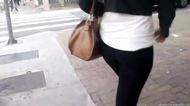 SDRUWS2 - PERFECT BLACK BUTT WALKING IN THE STREET