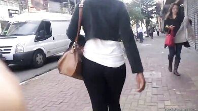 SDRUWS2 - PERFECT BLACK BUTT WALKING IN THE STREET