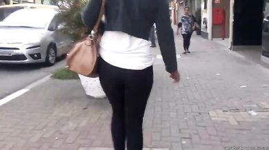 SDRUWS2 - PERFECT BLACK BUTT WALKING IN THE STREET