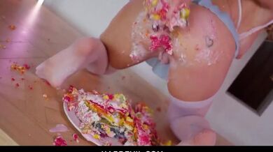 MESSY CAKE SMOOSH - Scarlet Chase