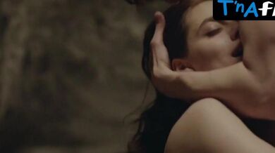 Miriam Leone Breasts Scene in Non Uccidere