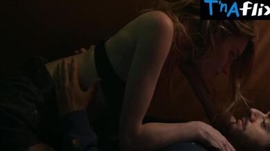 Camille Rowe Sexy Scene in Un Mariage Sans Fin