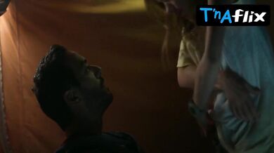 Camille Rowe Sexy Scene in Un Mariage Sans Fin