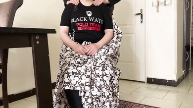 زن باحجاب همسایه اومد تنها بودم گفتم بزار ماساژت بدم