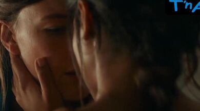 Louise Chevillotte Lesbian Scene in My Sole Desire