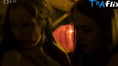 Tereza Voriskova Lesbian, Butt Scene in Vsivaci