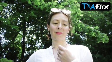 Lenka Arnold Lesbian Scene in Uberall Gibt Es Ein Hausen