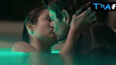 Elea Rochera Sexy Scene in Mala Influencia